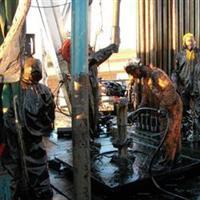 TPAO'nun petrol arama çalışmaları kapsamında bin 420 metrelik bir kuyudan ham petrol fışkırdı.