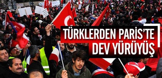 Türklerden Paris'te Tarihi Gösteri