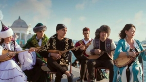 TÜRKİYE VE DÜNYADAN SANATÇILAR, DOMBIRA GÜNÜ'NDE HÜNERLERİNİ SERGİLEDİ 