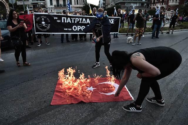 Yunanistan'da Türk bayrağı yakıldı
