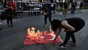 Yunanistan'da Türk bayrağı yakıldı