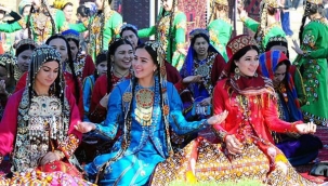 TÜRKMEN KADINLARININ GELENEKSEL KIYAFETLERİNDEKİ RENKLERIN ANLAMI 