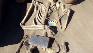 Arkeologlar şaşkın! Telefonu andıran 2 bin 100 yıllık gizemli keşif büyük heyecan yarattı 