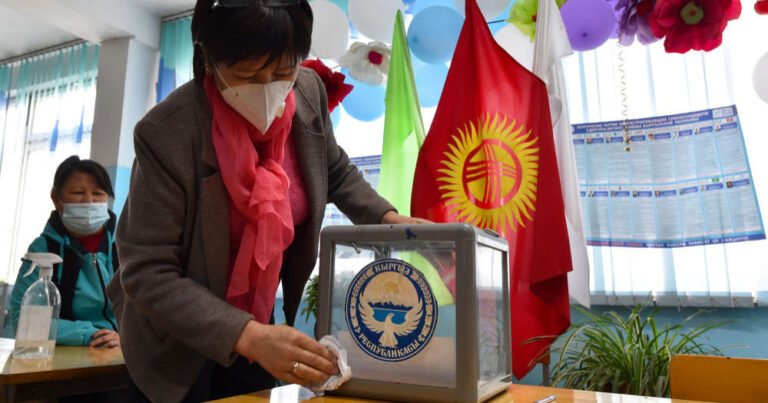 Kırgızistan'da cumhurbaşkanlığı ve genel seçimler askıya alındı
