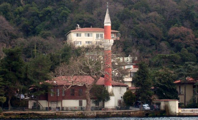 350 yıllık Vaniköy Camii kül oldu