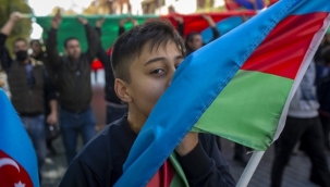 AZERBAYCAN BAYRAK GÜNÜ COŞKUYLA KUTLANDI 