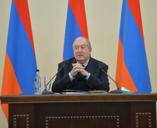 Ermenistan'da cumhurbaşkanı Sarkisyan darbe mi yapıyor 