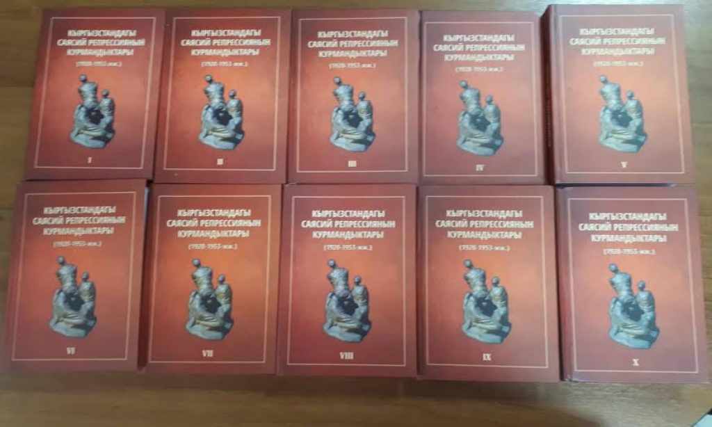 Kırgızistan'da "Stalin Kurbanları" adlı 10 ciltlik kitap yayınlandı - Yazar: Dastanbek Razak Uulu 