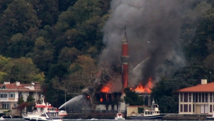 Tarihi Vaniköy Camii yandı