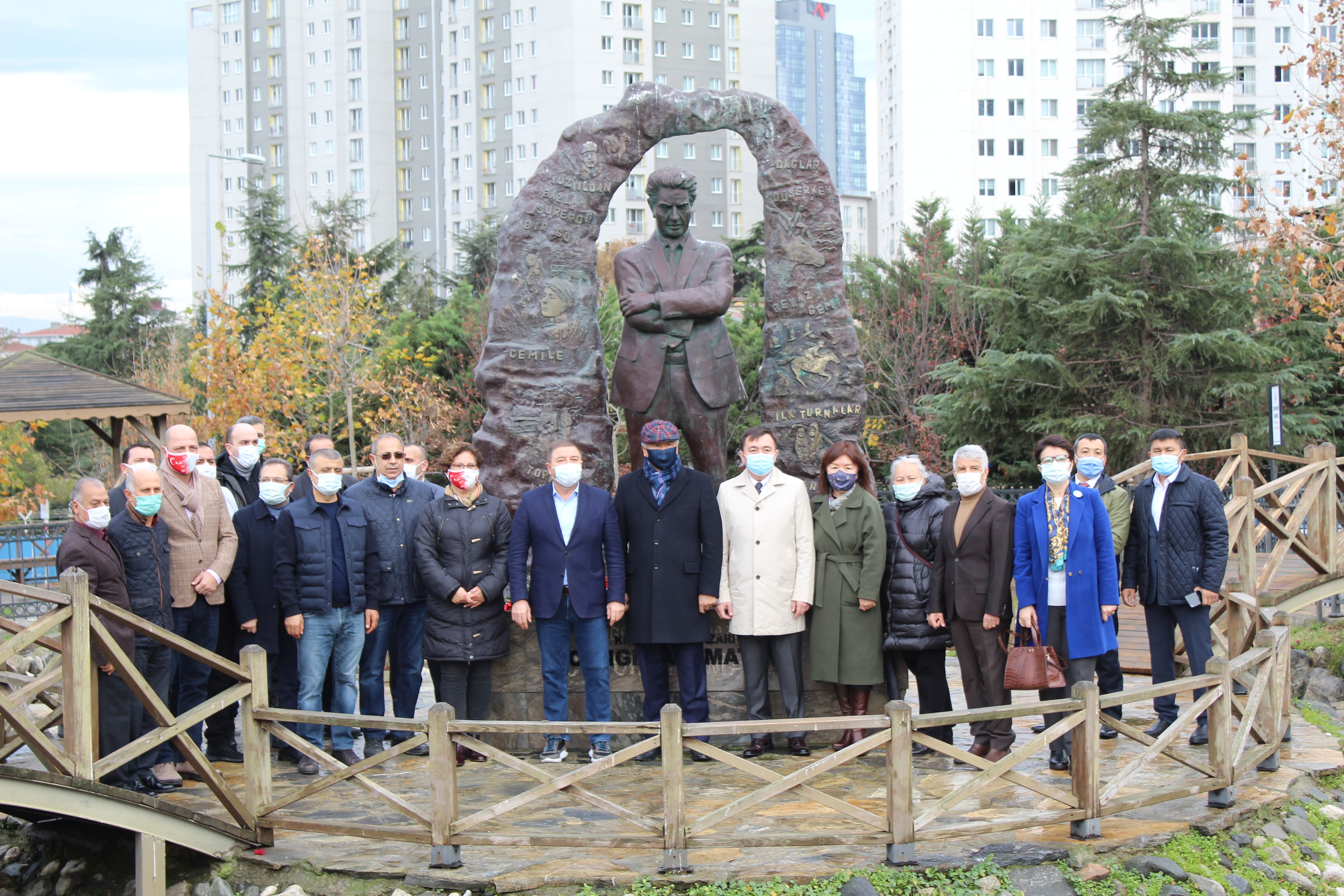 İstanbul Kırgızistan Başkonsolosu N. Abdrakhmanov, Cengiz Aytmatov anıtına çiçek bıraktı