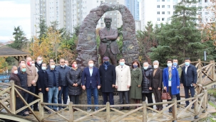 İstanbul Kırgızistan Başkonsolosu N. Abdrakhmanov, Cengiz Aytmatov anıtına çiçek bıraktı