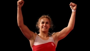 MİLLİ GÜREŞÇİ BUSE TOSUN, DÜNYA KUPASINDA GÜMÜŞ MADALYA KAZANDI