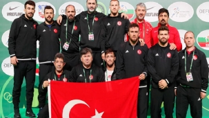Milli güreşçiler, takım halinde dünya ikincisi oldu 