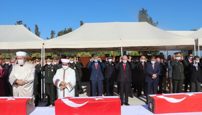 Rumların şehit ettiği 14 Kıbrıslı Türk törenle defnedildi 