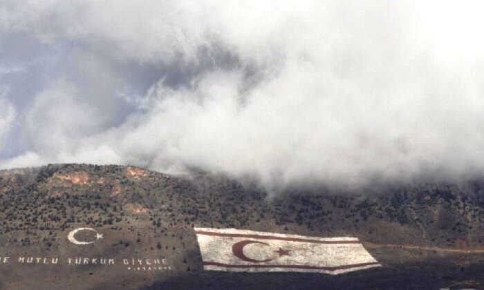 Rumlar, Beşparmak'taki KKTC bayrağından rahatsız oldu 