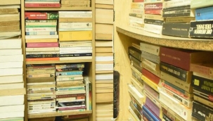 Sokaklardan topladığı hazineyle dükkan açtı 