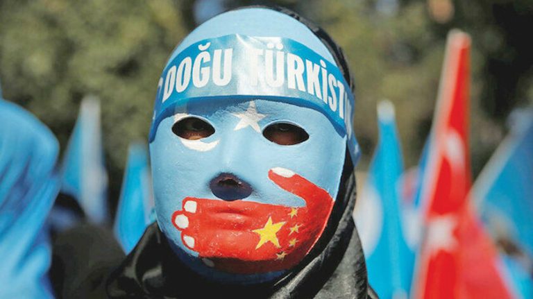 Aile nöbeti tutan Uygur Türkü aktivistlerin bulundukları evden çıkmalarına izin verilmedi 