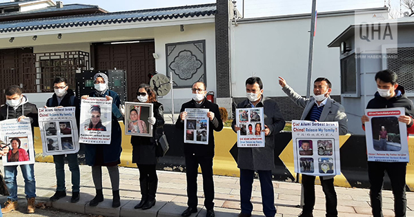 Ankara'da aile nöbeti tutan Doğu Türkistanlıların cuma namazına gitmelerine izin verildi 