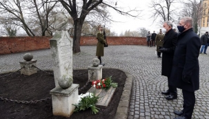 Hulusi Akar, son Budin Valisi Abdurrahman Abdi Paşa'nın mezarını ziyaret etti 