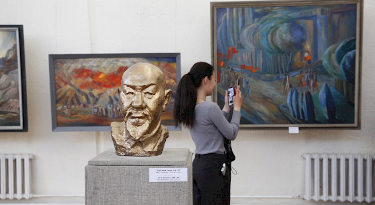 "Üç Usta, Üç Bakış". Bişkek'te resim ve heykel sergisi açıldı