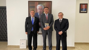 Kırgızca ve diğer dillere çevrilen "Manas" kitabını Türk profesör yazdı.