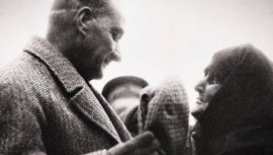 ATATÜRK VE SİNCANLI YAŞLI KADIN