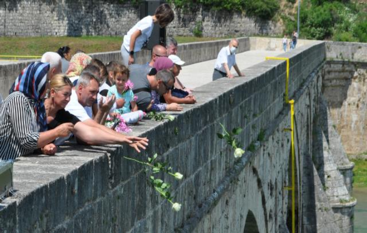 Bosna Savaşı'nda diri diri yakılan 3 bin Boşnak güllerle anıldı 