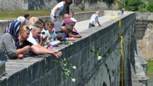 Bosna Savaşı'nda diri diri yakılan 3 bin Boşnak güllerle anıldı