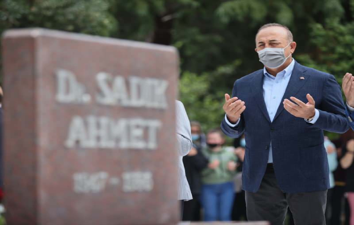 Çavuşoğlu, Batı Trakya Türklerinin lideri Dr. Sadık Ahmet'in mezarını ziyaret etti 