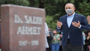 Çavuşoğlu, Batı Trakya Türklerinin lideri Dr. Sadık Ahmet'in mezarını ziyaret etti 