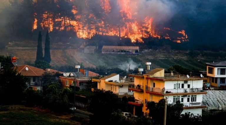 Türkiye'de felaketin üçüncü günü: 6 il ve 20 noktada orman yangınları sürüyor