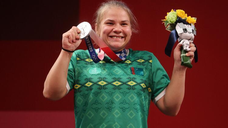 Türkmenistan'dan olimpiyatlarda bir ilk: Halterde Polina Guryeva gümüş madalya kazandı