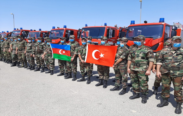 Azerbaycan'dan Türkiye'deki yangınlarla mücadeleye destek: Üçüncü ekip gönderildi