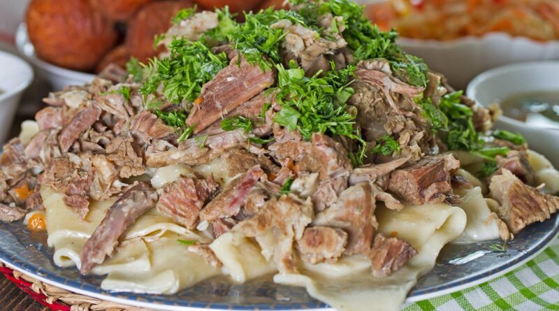Kırgızistan'ın ulusal yemeği Yemeklerin Şahı Beshparmak (Beş Parmak) 
