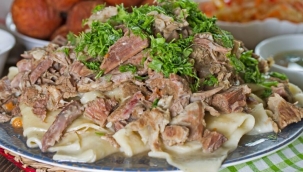 Kırgızistan'ın ulusal yemeği Yemeklerin Şahı Beshparmak (Beş Parmak) 