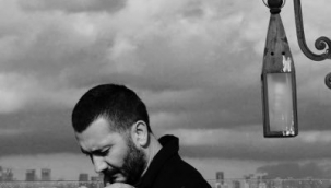 Ömer Erdem: Bir Soru İşareti Gibi Balkonda Oturan Adam