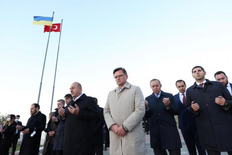 Çavuşoğlu, Ukrayna'daki Türk şehitliğini ziyaret etti