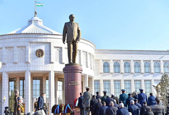 Özbekistan Cumhuriyeti'nin ilk Cumhurbaşkanı Kerimov kabri başında anıldı
