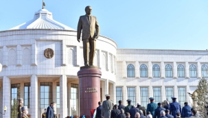 Özbekistan Cumhuriyeti'nin ilk Cumhurbaşkanı Kerimov kabri başında anıldı