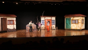 Tiyatroda perdeler çocuklar için açıldı