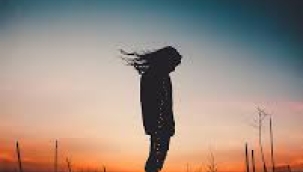 Zeynep Büşra ASAN Yazdı: GECEYDİ YALNIZLAŞTIRAN 