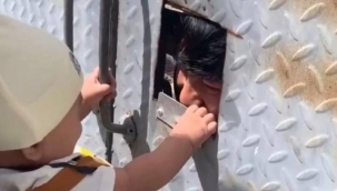 Uygur Türklerine zulmün yeni görüntüleri: Akrabalarını böyle görebildiler!