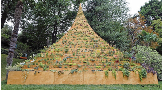 Ayşe OLGUN yazdı: "Şehrin ortasında filizlenen piramit"