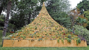 Ayşe OLGUN yazdı: "Şehrin ortasında filizlenen piramit"