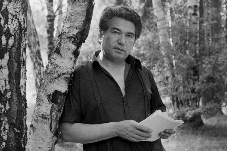 Cengiz Aytmatov'un Sovyetlerin kirli yüzünü anlattığı romanı: Kaval ve Yer