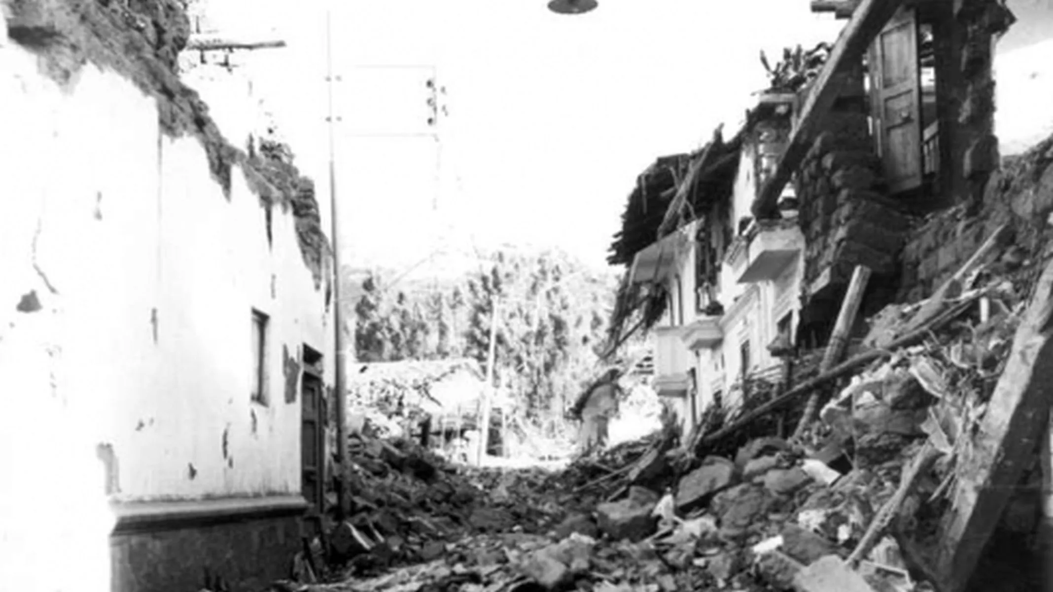 Землетрясение отголоски. Землетрясение на кавказе. Землетрясение отголоски. Трещина в земле. Землетрясение магнитудой 4.