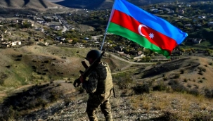 Bayrağı qaldıran əsgər