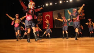 Köylü dansları ve oyunları