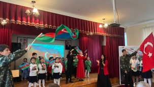 Azerbaycan Zafer Bayramı Bakü'de 225 No'lu Telman Abbasov Ortaokulu'nda Kutlandı