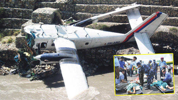 21 turist yere çakılan uçaktan sağ çıktı